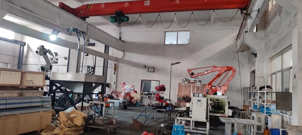 传统人工码垛面临效率低下和安全隐患两大挑战，企业究竟该如何应对？引入常州莱柯工业机器人自动化的码垛机器人成为了一种新解法。